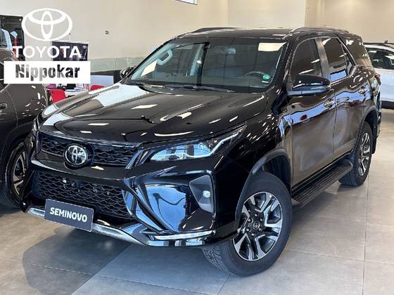 TOYOTA HILUX SW4 2.8 D-4D TURBO DIESEL SRX PLATINUM 7L 4X4 AUTOMÁTICO